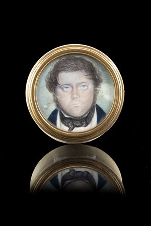 Scuola del secolo XIX. Tabacchiera in avorio tornito con coperchio decorato da