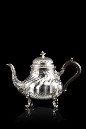 Teiera in argento con corpo a spirale, decorata a volute e motivi vegetali. Pre