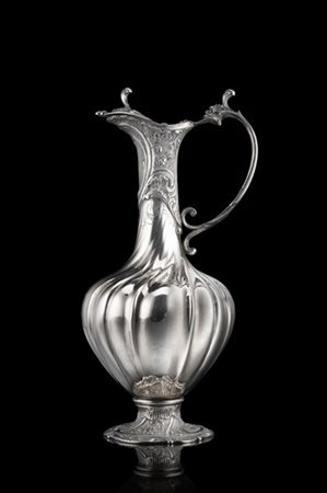 Versatoio a corpo piriforme in argento con collo, beccuccio e base sbalzati a v