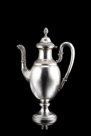 Caffettiera in argento in stile Impero a corpo liscio con presa a pigna e versa