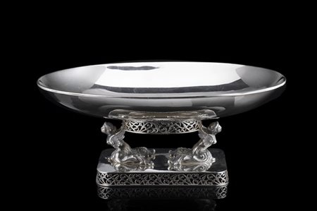 Centrotavola di forma ovale in argento e vermeille, vasca sorretta da due figur