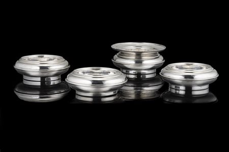 Gruppo di quattro posaceneri impilabili in argento di forma bombata. Titolo 925