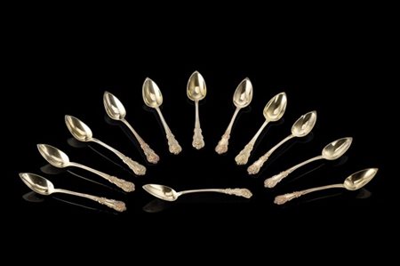 Gruppo di dodici cucchiaini in vermeille con presa sagomata a volute. Punzoni f