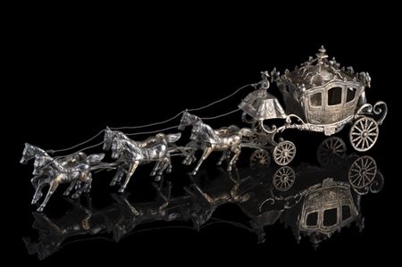 Composizione a tutto tondo raffigurate una carrozza con cocchiere e tiro a sei