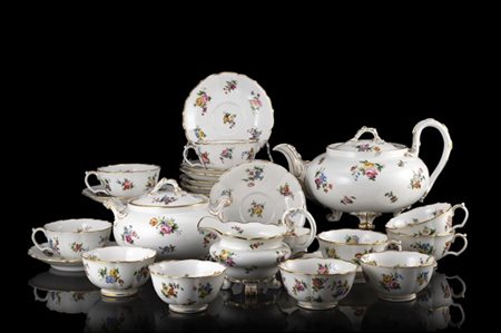Manifatura francese, Jacob Petit. Servizio da tè in porcellana policroma a fior