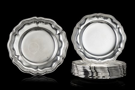Gruppo di dodici piattini da pane in argento a bordo mistilineo e scanalato. Ti