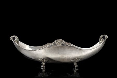 Centrotavola biansato in argento di forma sagomata, anse a forma di foglia e fr