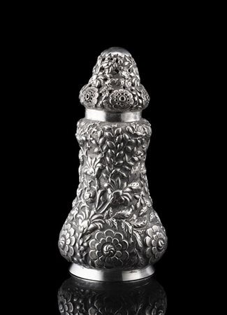 Spargizucchero in argento sbalzato a fiori e foglie. Londra 1888. Horace Woodwa