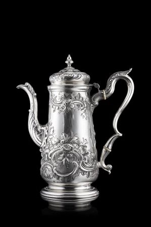 Caffettiera in argento sbalzato a ghirlande e motivi vegetali, ansa mossa con g