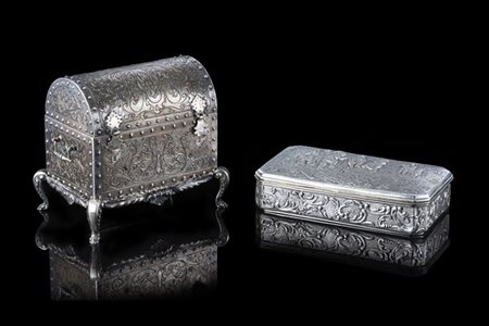 Lotto composto da un portasigarette in argento decorato a scena di genere sul c