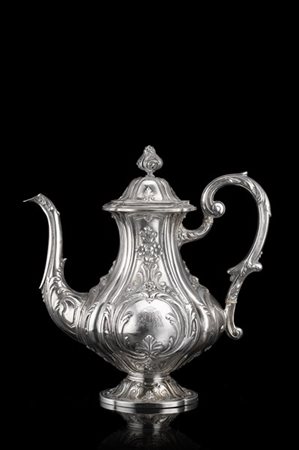 Teiera in argento a corpo sbalzato a fiori e inciso a stemma coronato tra due l