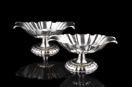 Coppia di alzate in argento con coppe baccellate poggianti su basi polilobate.