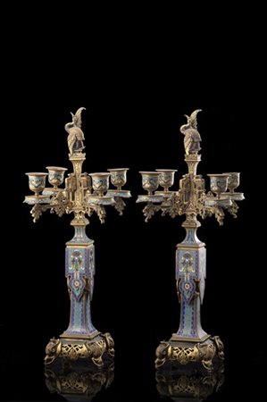 Coppia di candelabri a quattro fiamme in bronzo decorato a smalti policromi all