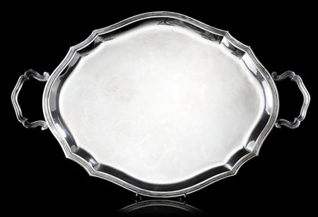 Vassoio biansato in argento liscio a bordo mistilineo scanalato, anse a volute.