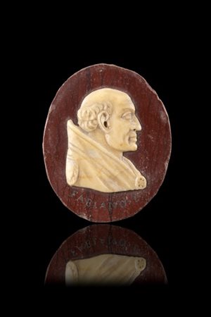 Antico altorilievo in alabastro raffigurante Fabiano I, montato su pannello ova