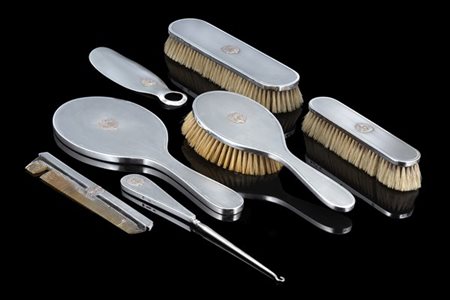 Servizio da toilette in lamina d'argento sterling decorato con stemma comitale,