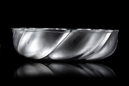 Centrotavola di forma circolare a bordo mistilineo in argento sbalzato a spiral