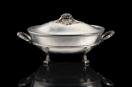 Legumiera biansata con coperchio in argento, interni in vermeille, piedi a ricc