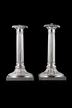 Coppia di candelieri in argento con fusto scanalato e base quadrata incisa "SB