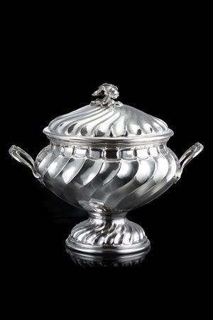 Zuppiera biansata in argento costolato e decorata a torchon. Anse cesellate a v