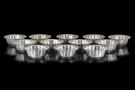 Dodici lavadita in argento sbalzato a bordo mistilineo. Titolo 800, Alessandria