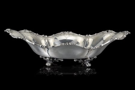 Centrotavola in argento a bordo mistilineo, inciso e traforato a motivi fogliat