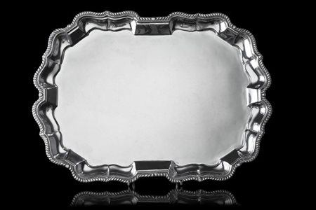 Vassoio in argento a bordo mistilineo cordonato. Titolo 800 (cm 42x31) (g 1290)