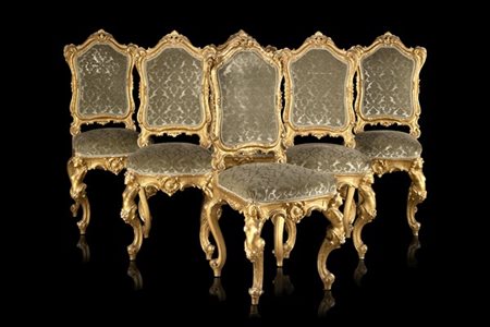 Gruppo di sei sedie in legno scolpito e dorato, gambe mosse, rivestite da vellu