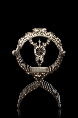 Poltrona "Savonarola" intarsiata in madreperla, schienale curvo con cartella in