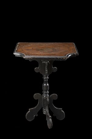 Tavolino con piano sagomato, sostegno a colonna e gambe mosse. Lombardia, secol