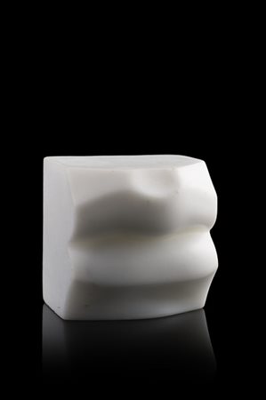 N.B. "Senza titolo" scultura in marmo bianco. Siglata e numerata 15/20 (cm 8x8x