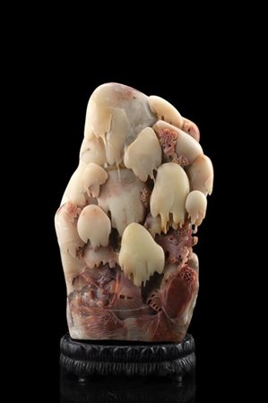 Montagna in giada scolpita con pescatore su imbarcazione tra motivi vegetali, b