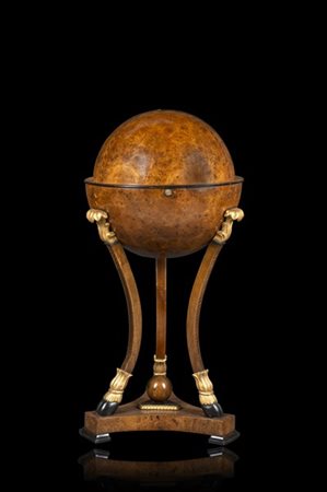 Mobile porta cucito lastronato in radica a forma sferica, con piano apribile, c