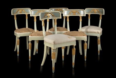 Gruppo di sei sedie in legno intagliato e laccato azzurro, schienale decorato a