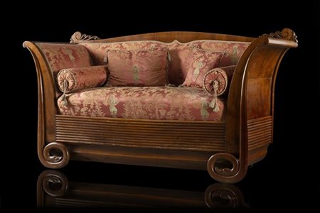 Divano in noce, montanti mossi decorati da fregi intagliati, fascia scanalata e