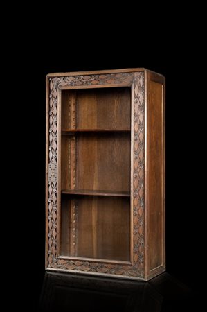 Piero Portaluppi Vetrina in legno di rovere massello con fronte a fasce intaglia