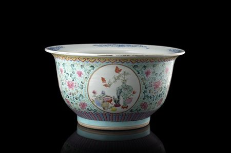 Giardiniera in porcellana Famiglia Rosa a fondo turchese decorata a ramages fio