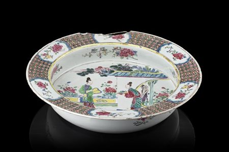 Bacile in porcellana policroma, decorato a riserve floreali nella tesa, e figur