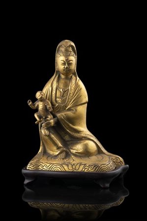 Guanyin con bambino in bronzo dorato, base in legno (difetti)
Cina, secolo XIX