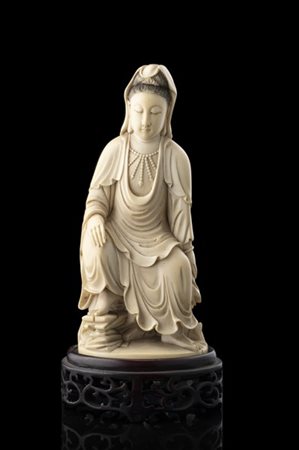 Guanyin in avorio, su base in legno
Cina, inizio secolo XX
(h. 17,5 cm.)

Il pr