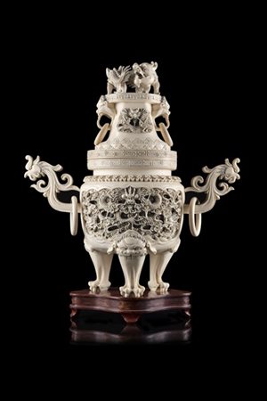 Incensiere in avorio finemente scolpito a motivo di draghi tra nuvole, coperchi