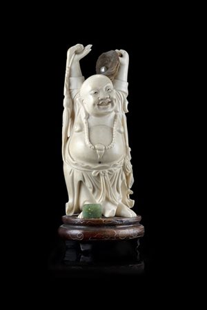 Okimono in avorio raffigurante Budai sorridente con perla, base in legno
Giappo