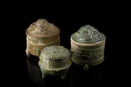 Tre vasi con coperchio a invetriatura verde, un coperchio probabilmente non per