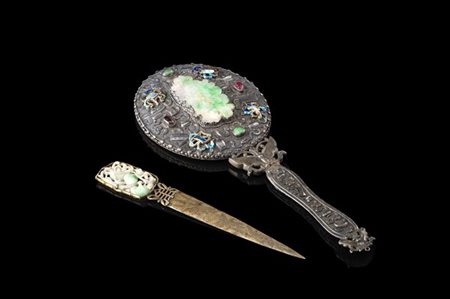 Lotto composto da uno specchio e da un fermacarte in metallo, con applicazioni