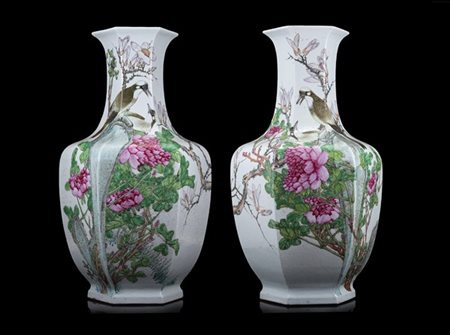 Coppia di grandi vasi esagonali in porcellana decorati a motivo di pavoni e fag