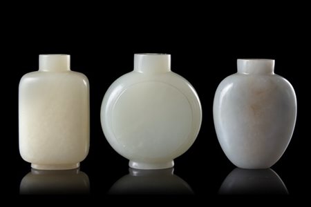 Lotto composto da tre snuff bottles in giada di misure diverse, mancanti dei ta