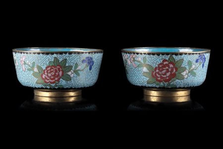 Coppia di ciotole in smalto cloisonné a fondo azzurro decorato con fiori policr
