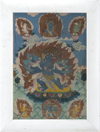 Thangka raffigurante Mahakala tra divinità, in cornice bianca
Cina/Tibet, fine