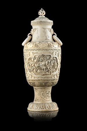 Piccolo vaso in avorio finemente intagliato, anse con anelli
Cina, fine secolo