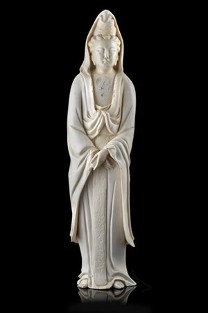 Guanyin in avorio finemente intagliato, marcata alla base (difetti)
Giappone, p
